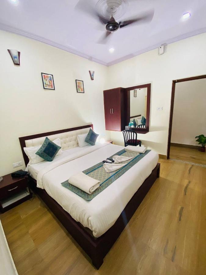 The Century Plaza Hotel Benares Buitenkant foto