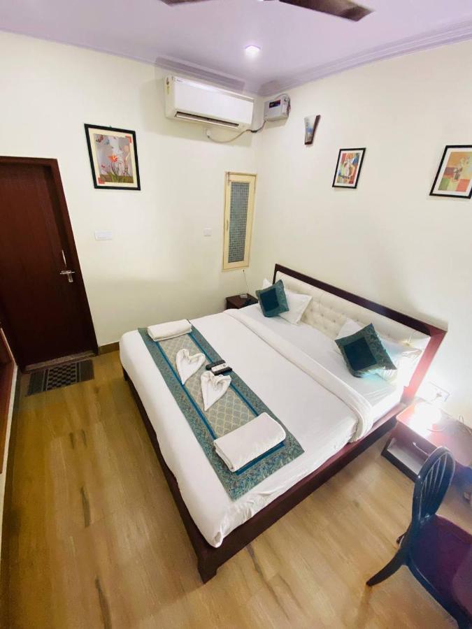 The Century Plaza Hotel Benares Buitenkant foto