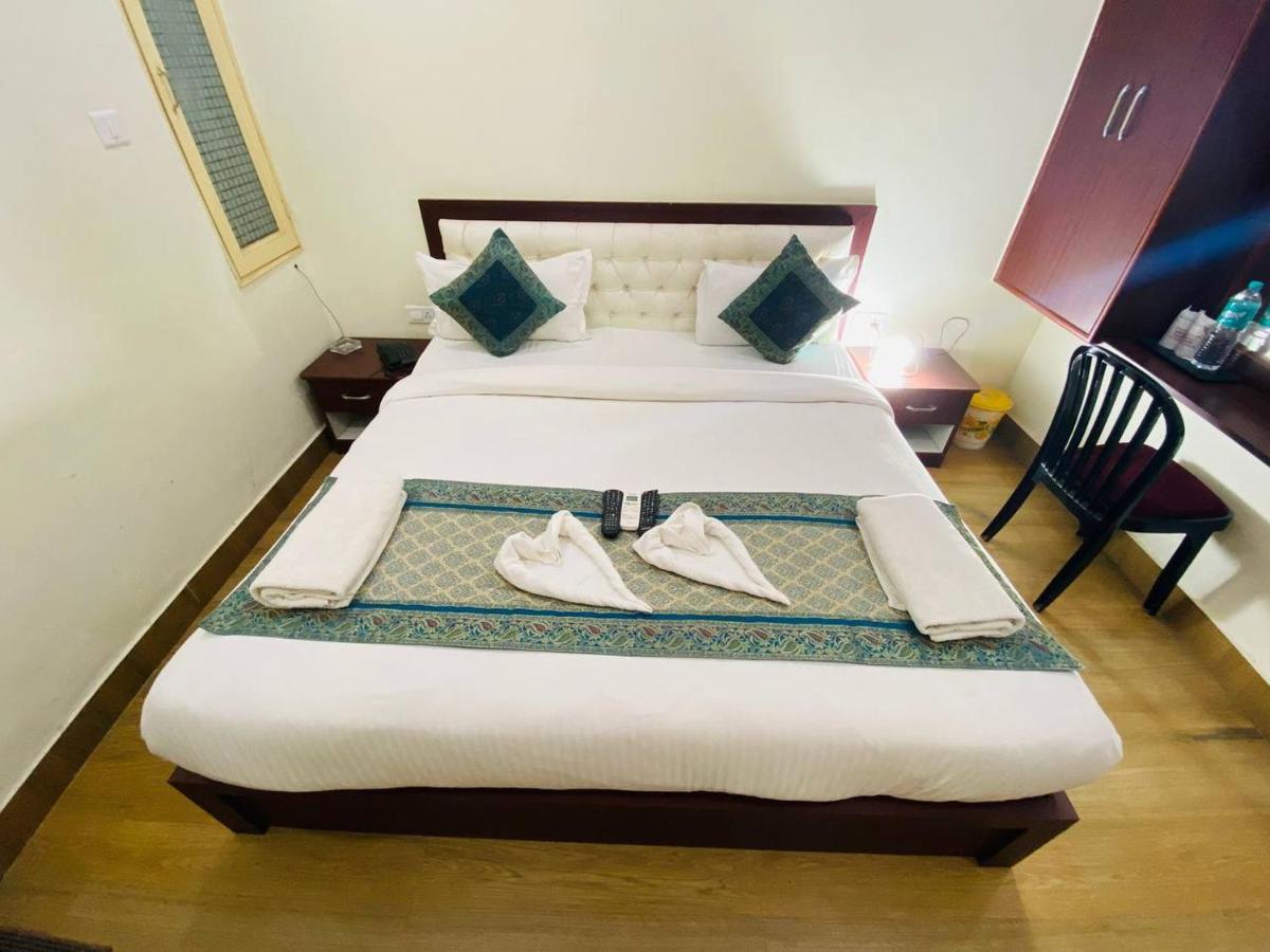The Century Plaza Hotel Benares Buitenkant foto