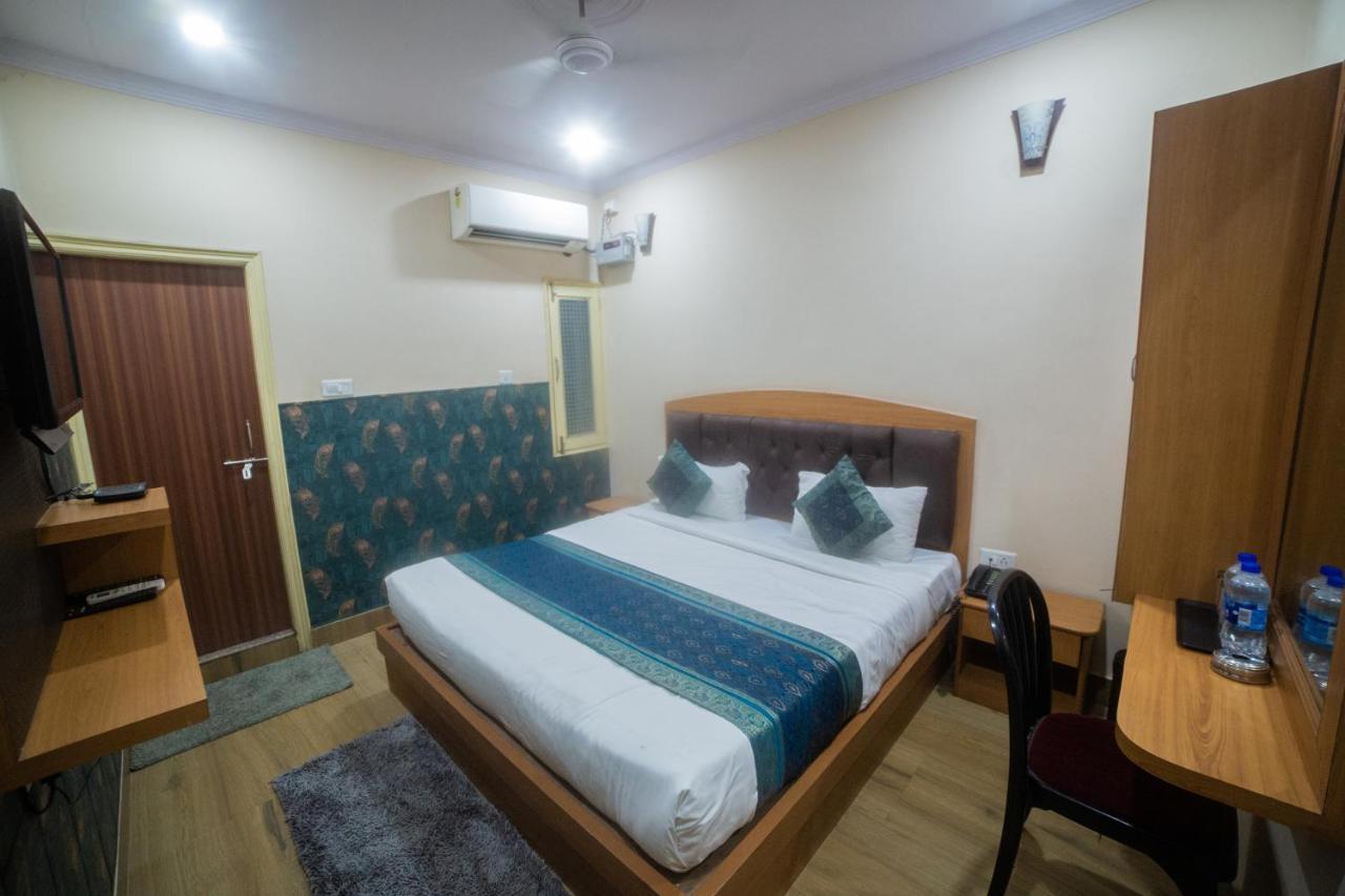 The Century Plaza Hotel Benares Buitenkant foto