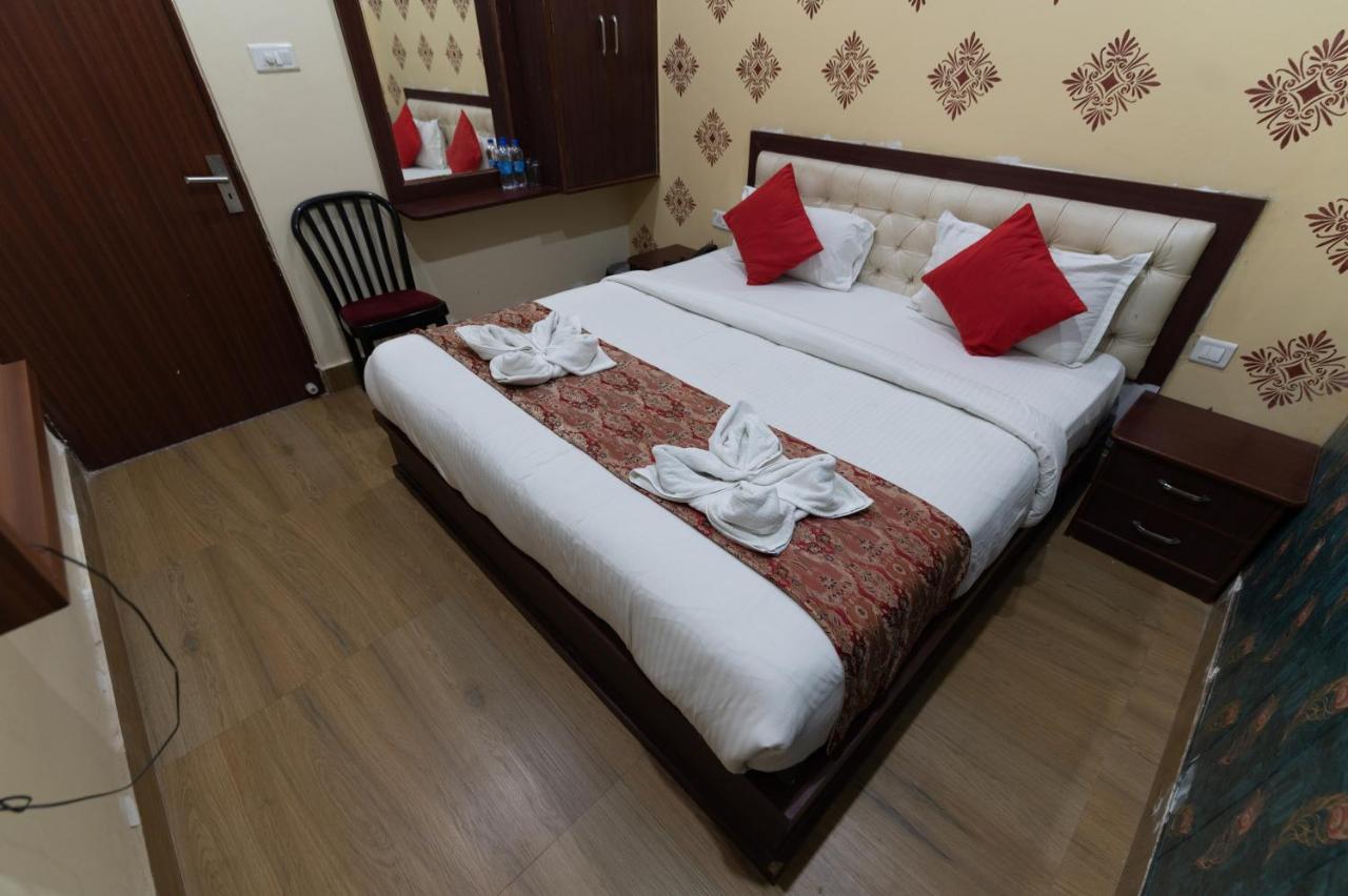 The Century Plaza Hotel Benares Buitenkant foto