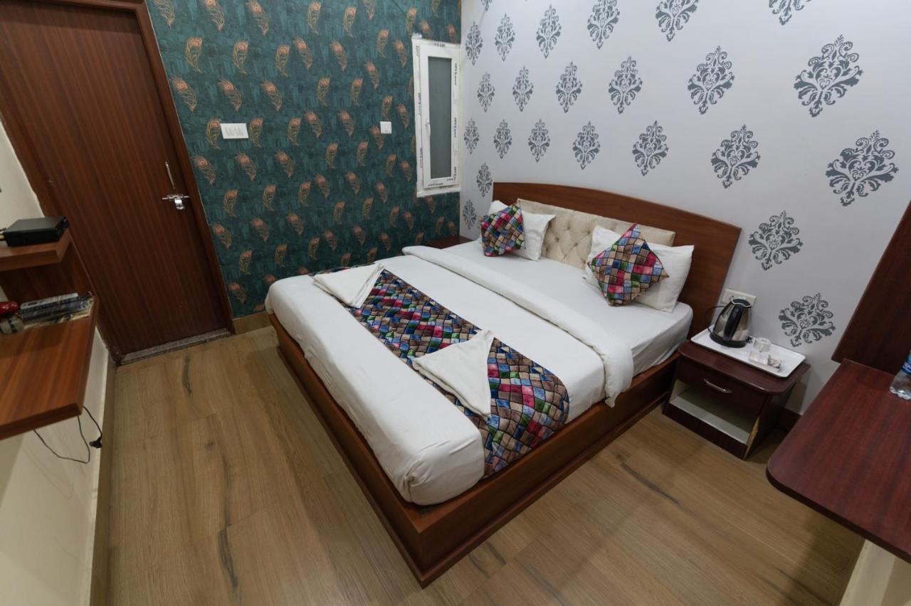 The Century Plaza Hotel Benares Buitenkant foto
