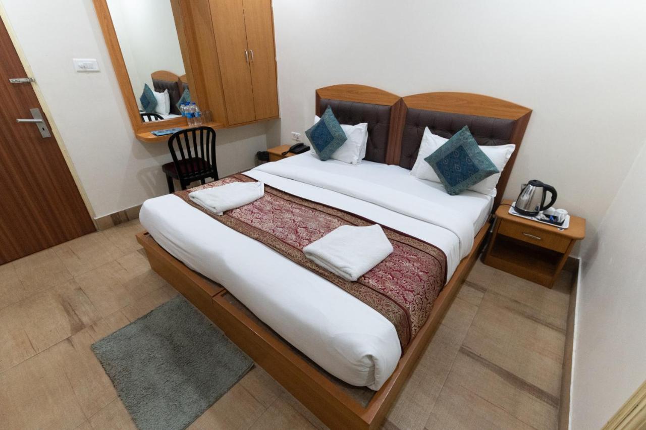 The Century Plaza Hotel Benares Buitenkant foto
